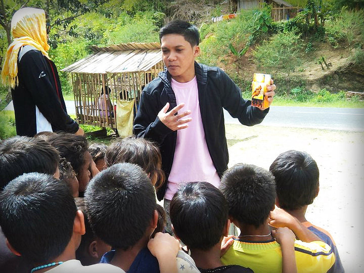 man explaining the evangelism cube in front of kids